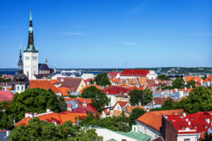 Eesti keele kursus, inglise keele baasil, on mõeldud neile, kellel puuduvad või on väga vähesed teadmised eesti keelest. Kursuse eesmärk on omandada keeleteadmised, mis aitavad end igapäevasituatsioonides väljendada.